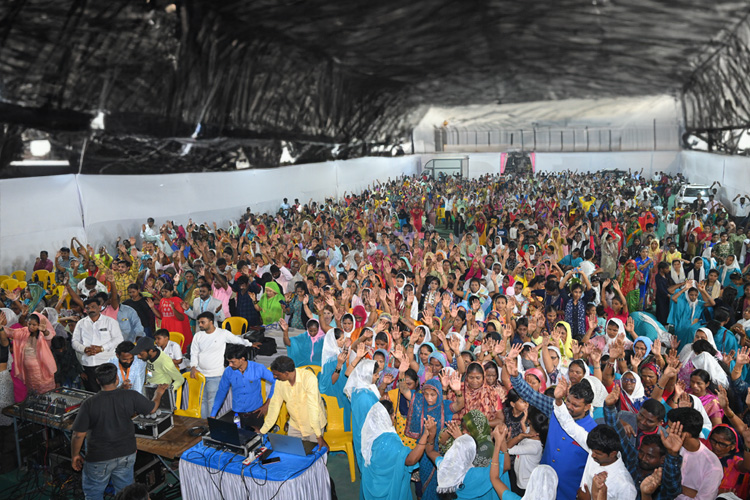 On January 13 and 14, 2024, thousands gathered for Grace Ministry's two-day prayer meeting at Sion on the Mumbai grounds. The two-day prayer assembly drew attendees from around Mumbai in Koliwada, Dharavi.